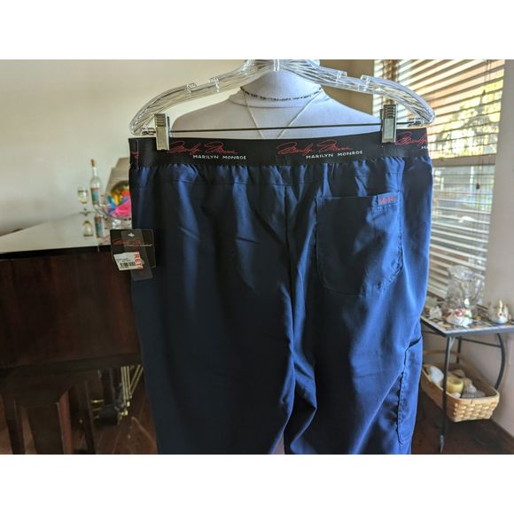 NWT  mediChic Marilyn Monroe stretch scrubs  SZ L - Picture 4 of 13